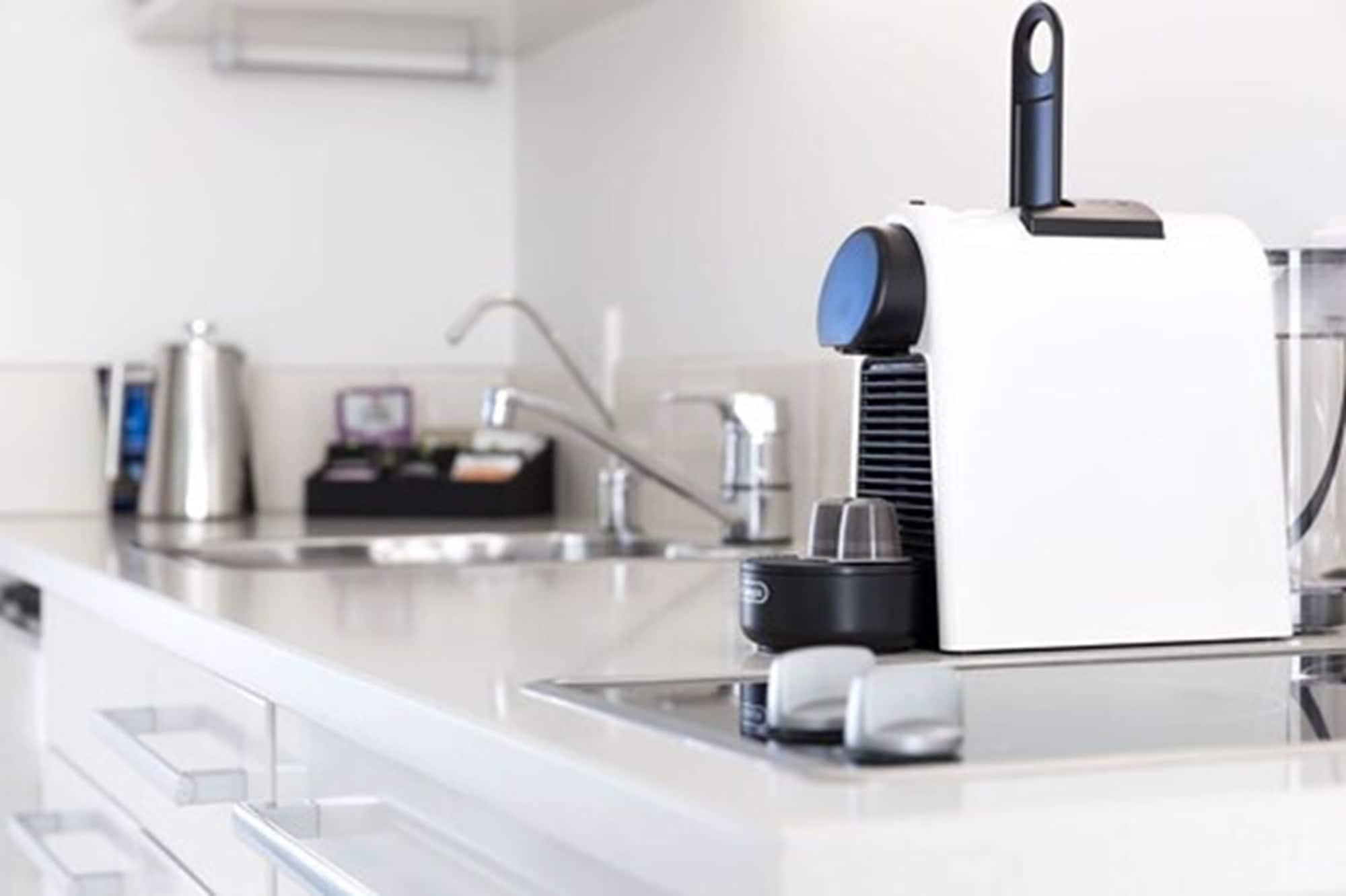 Palazzo Motor Lodge Нельсон Экстерьер фото A Nespresso Inissia machine