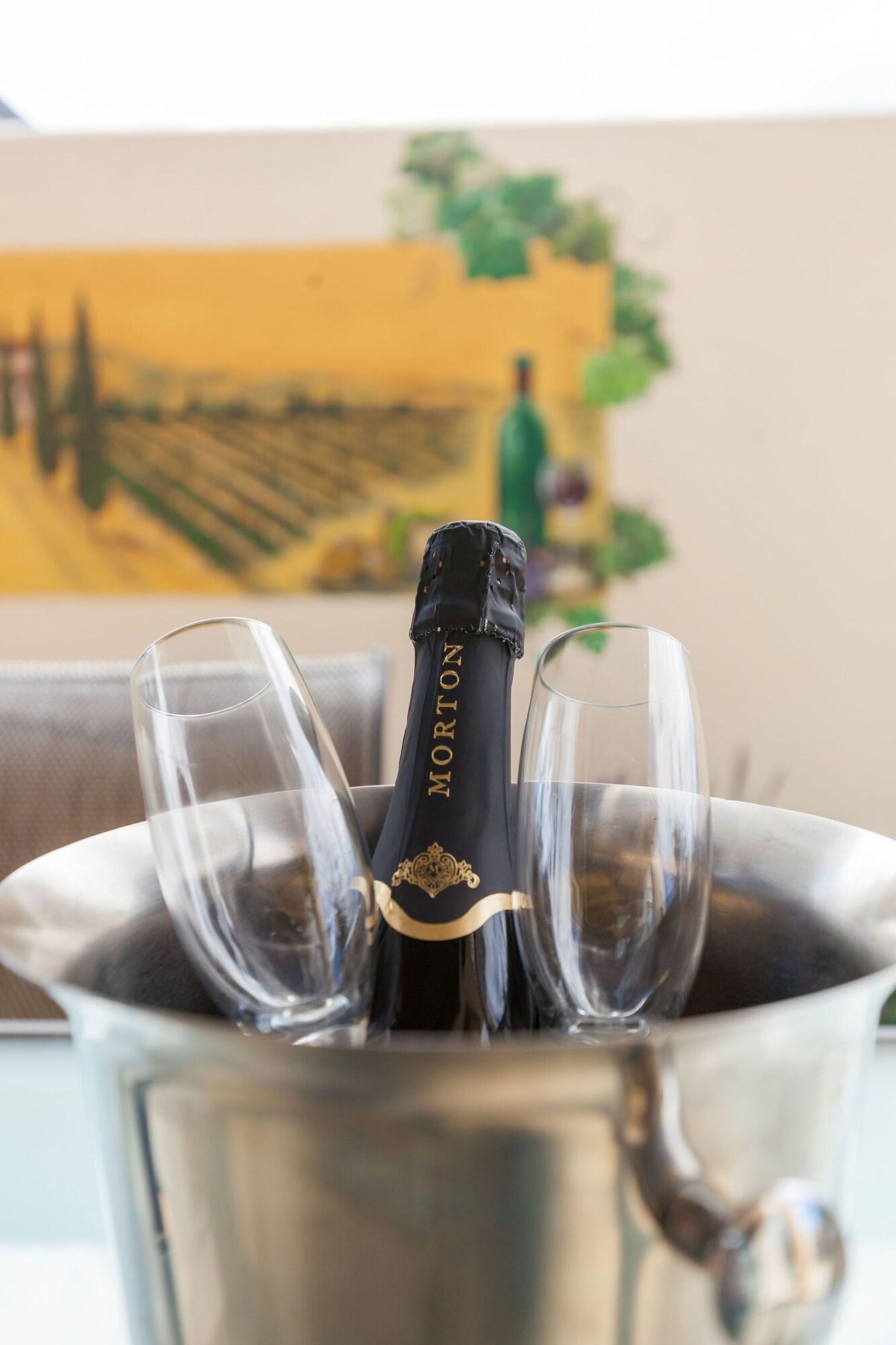 Palazzo Motor Lodge Нельсон Экстерьер фото A bottle of English sparkling wine