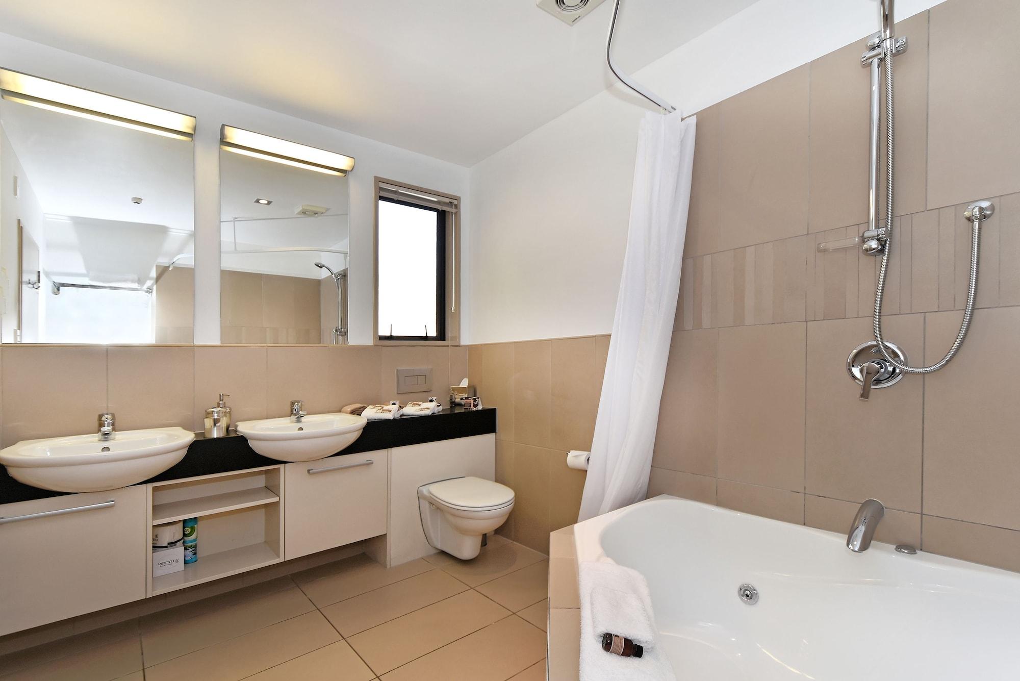 Palazzo Motor Lodge Нельсон Экстерьер фото Bathroom