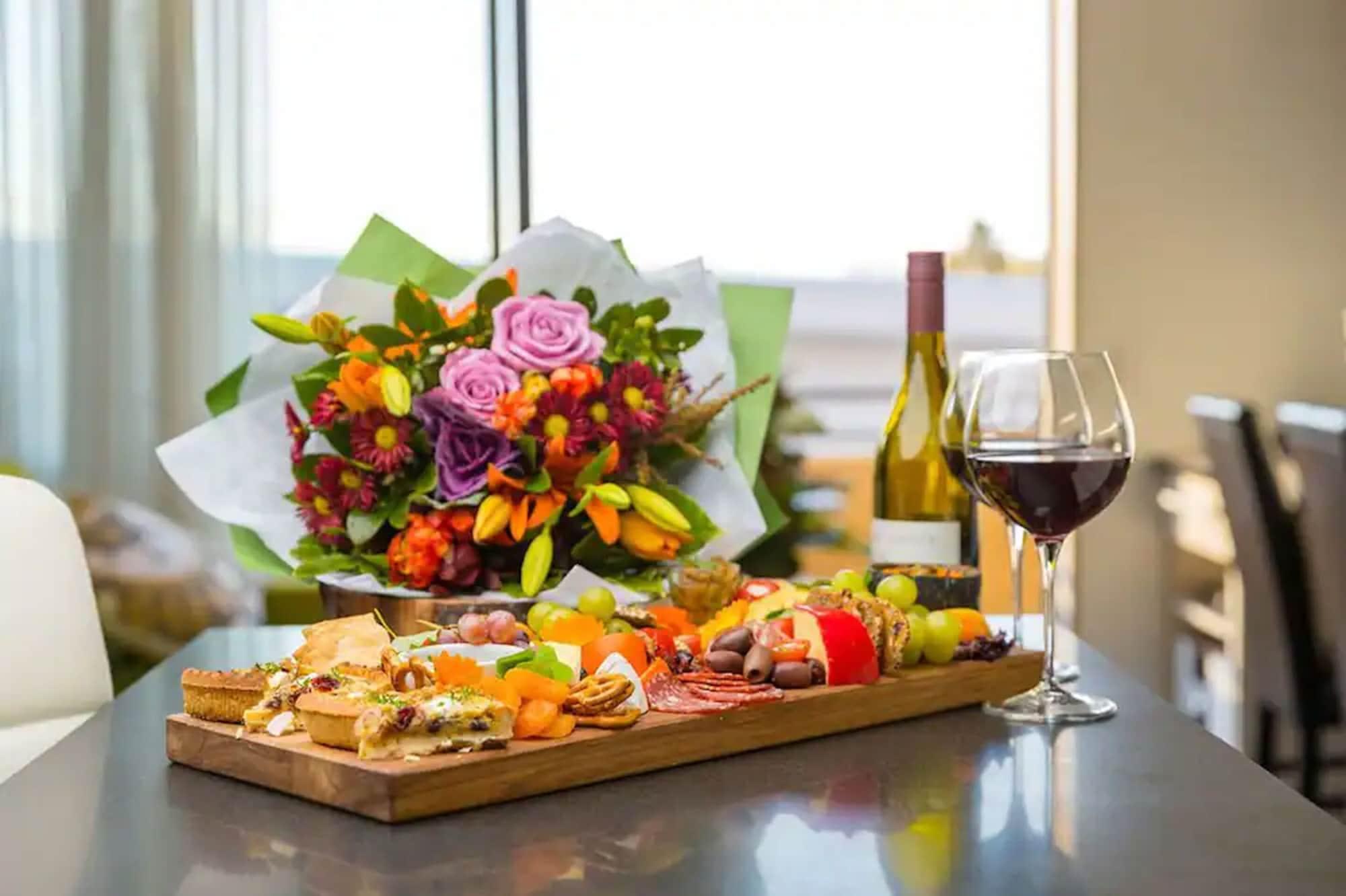 Palazzo Motor Lodge Нельсон Экстерьер фото A cheese board with wine