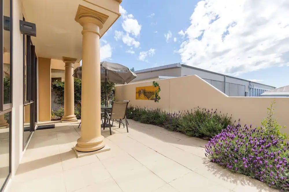 Palazzo Motor Lodge Нельсон Экстерьер фото The courtyard of the house