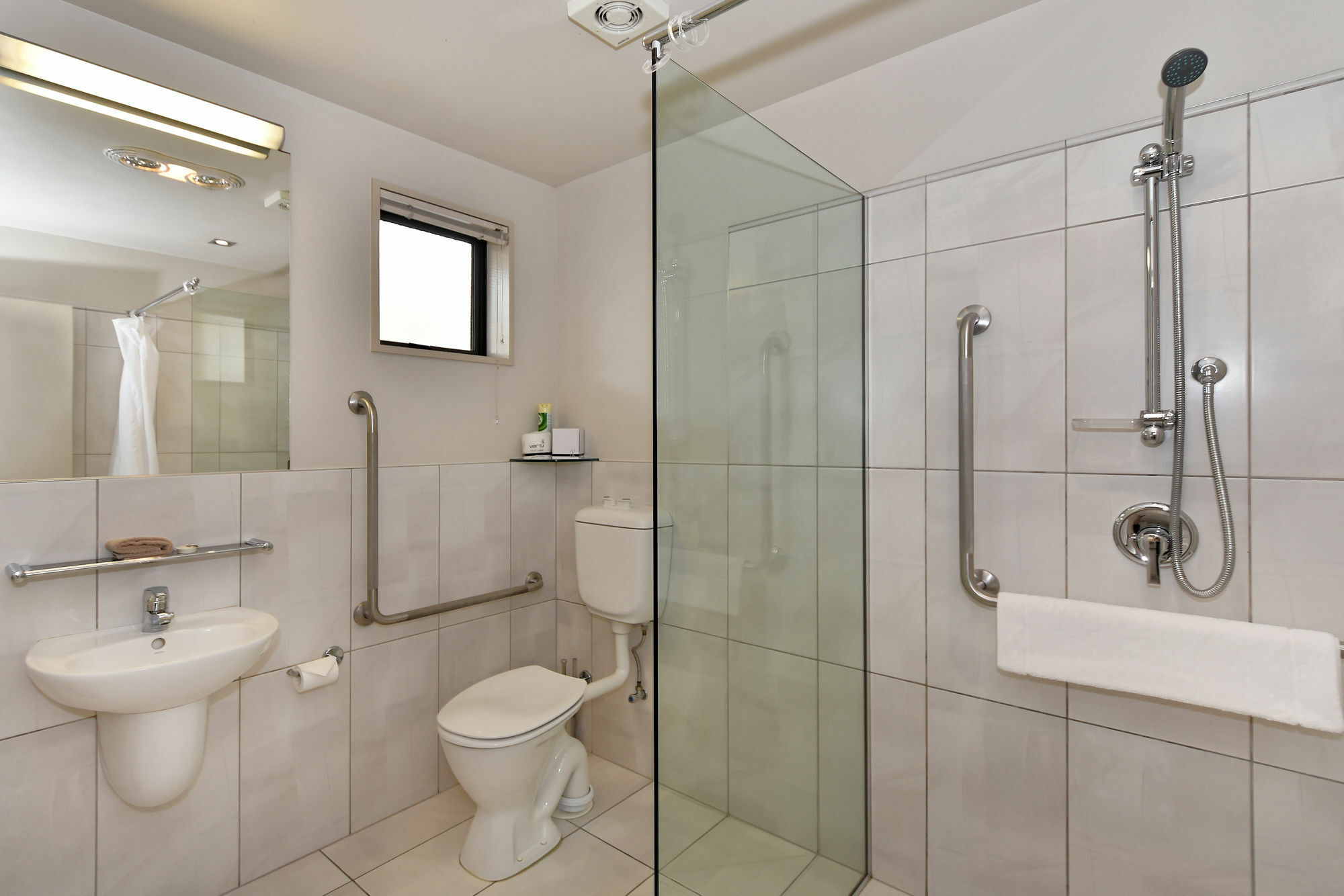 Palazzo Motor Lodge Нельсон Экстерьер фото A modern bathroom with a shower cubicle