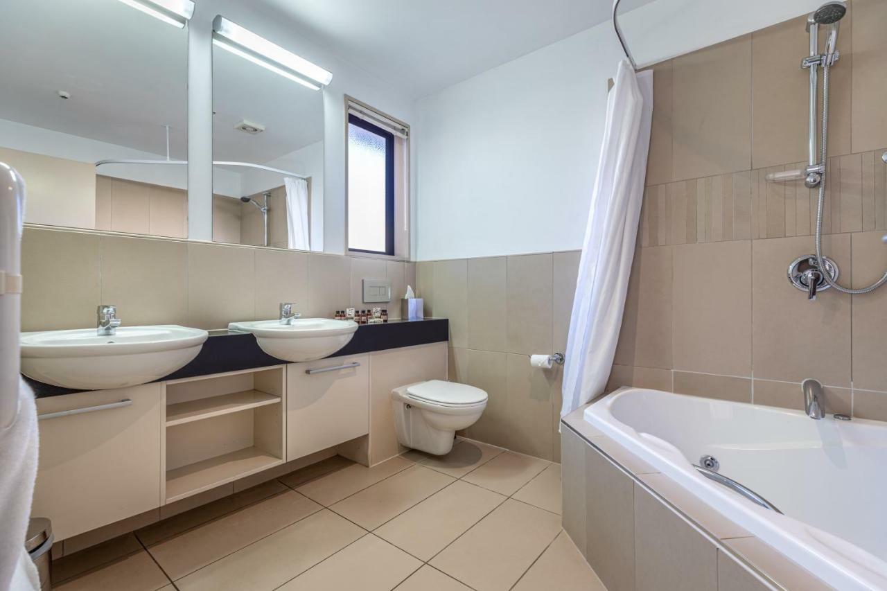 Palazzo Motor Lodge Нельсон Экстерьер фото A bathroom in a hotel